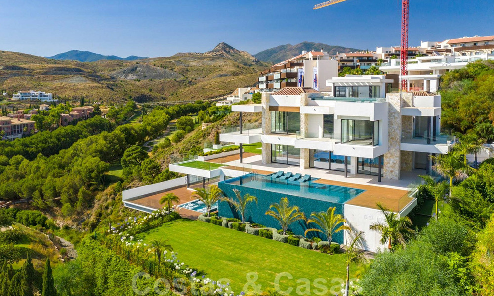 Precio muy reducido. Villa de diseño moderno lista para entrar a vivir en un complejo de golf de cinco estrellas en Marbella - Benahavis 34625