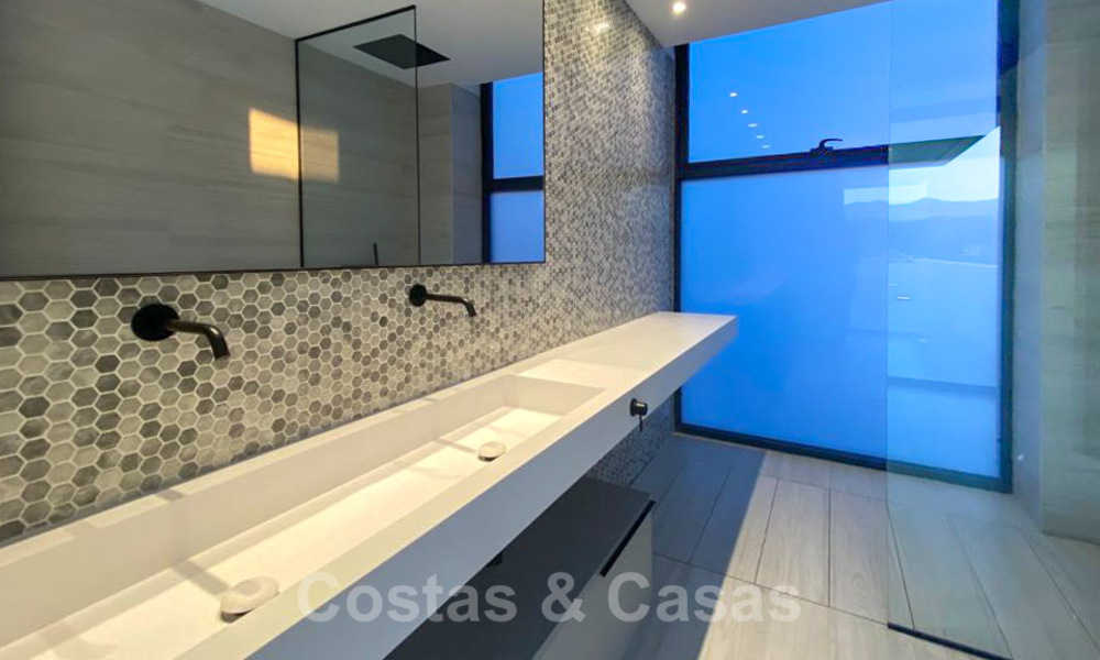 Precio muy reducido. Villa de diseño moderno lista para entrar a vivir en un complejo de golf de cinco estrellas en Marbella - Benahavis 34626