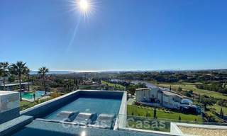 Precio muy reducido. Villa de diseño moderno lista para entrar a vivir en un complejo de golf de cinco estrellas en Marbella - Benahavis 34627 