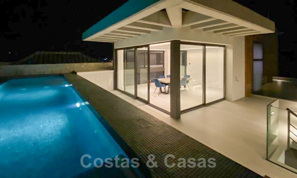 Precio muy reducido. Villa de diseño moderno lista para entrar a vivir en un complejo de golf de cinco estrellas en Marbella - Benahavis 34628