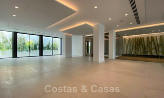 Precio muy reducido. Villa de diseño moderno lista para entrar a vivir en un complejo de golf de cinco estrellas en Marbella - Benahavis 34630 