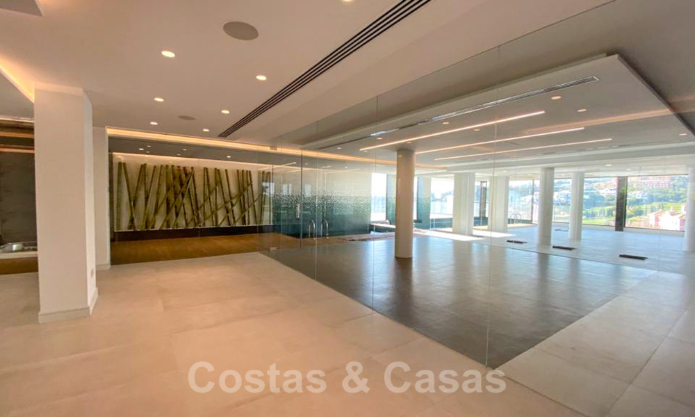 Precio muy reducido. Villa de diseño moderno lista para entrar a vivir en un complejo de golf de cinco estrellas en Marbella - Benahavis 34631