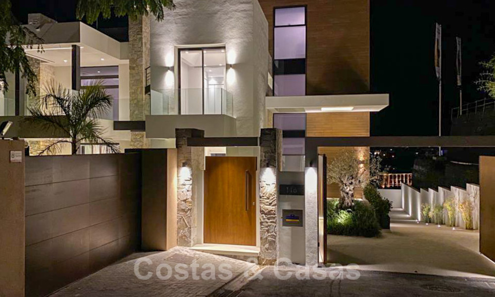 Precio muy reducido. Villa de diseño moderno lista para entrar a vivir en un complejo de golf de cinco estrellas en Marbella - Benahavis 34632
