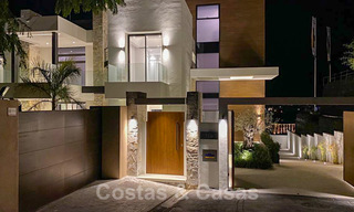 Precio muy reducido. Villa de diseño moderno lista para entrar a vivir en un complejo de golf de cinco estrellas en Marbella - Benahavis 34632 