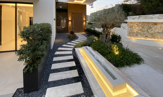 Precio muy reducido. Villa de diseño moderno lista para entrar a vivir en un complejo de golf de cinco estrellas en Marbella - Benahavis 34633 