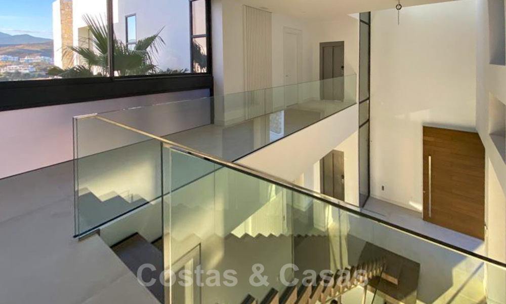 Precio muy reducido. Villa de diseño moderno lista para entrar a vivir en un complejo de golf de cinco estrellas en Marbella - Benahavis 34634