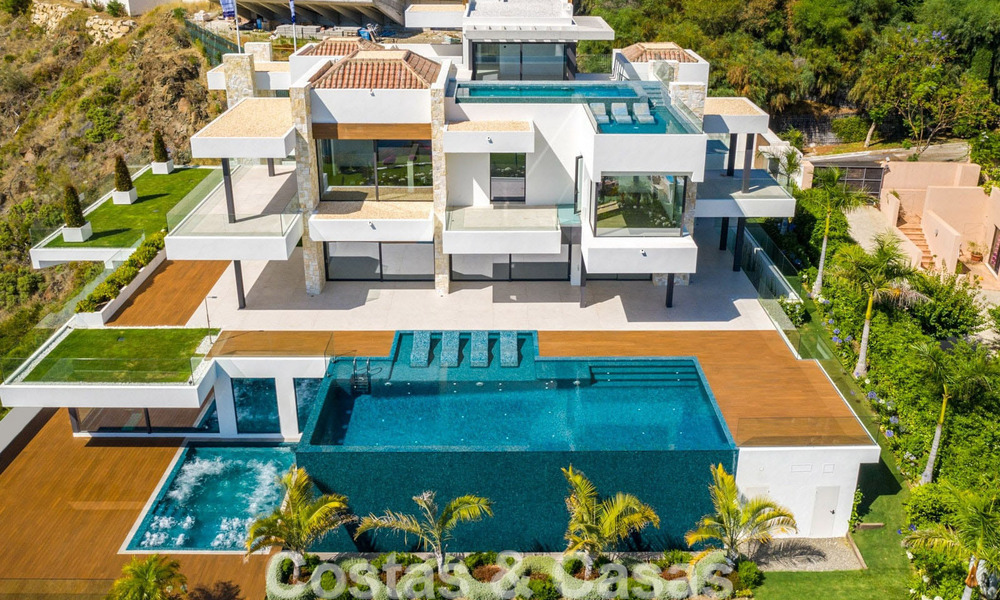 Precio muy reducido. Villa de diseño moderno lista para entrar a vivir en un complejo de golf de cinco estrellas en Marbella - Benahavis 34636