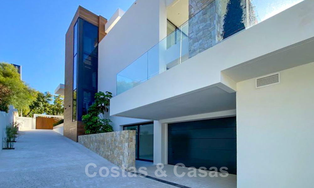 Precio muy reducido. Villa de diseño moderno lista para entrar a vivir en un complejo de golf de cinco estrellas en Marbella - Benahavis 34637