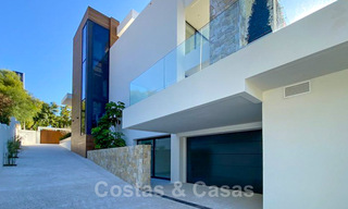 Precio muy reducido. Villa de diseño moderno lista para entrar a vivir en un complejo de golf de cinco estrellas en Marbella - Benahavis 34637 