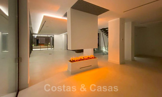 Precio muy reducido. Villa de diseño moderno lista para entrar a vivir en un complejo de golf de cinco estrellas en Marbella - Benahavis 34638 