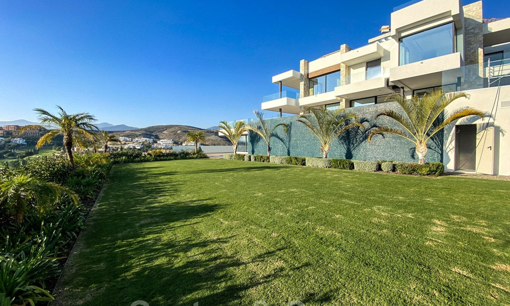 Precio muy reducido. Villa de diseño moderno lista para entrar a vivir en un complejo de golf de cinco estrellas en Marbella - Benahavis 34639