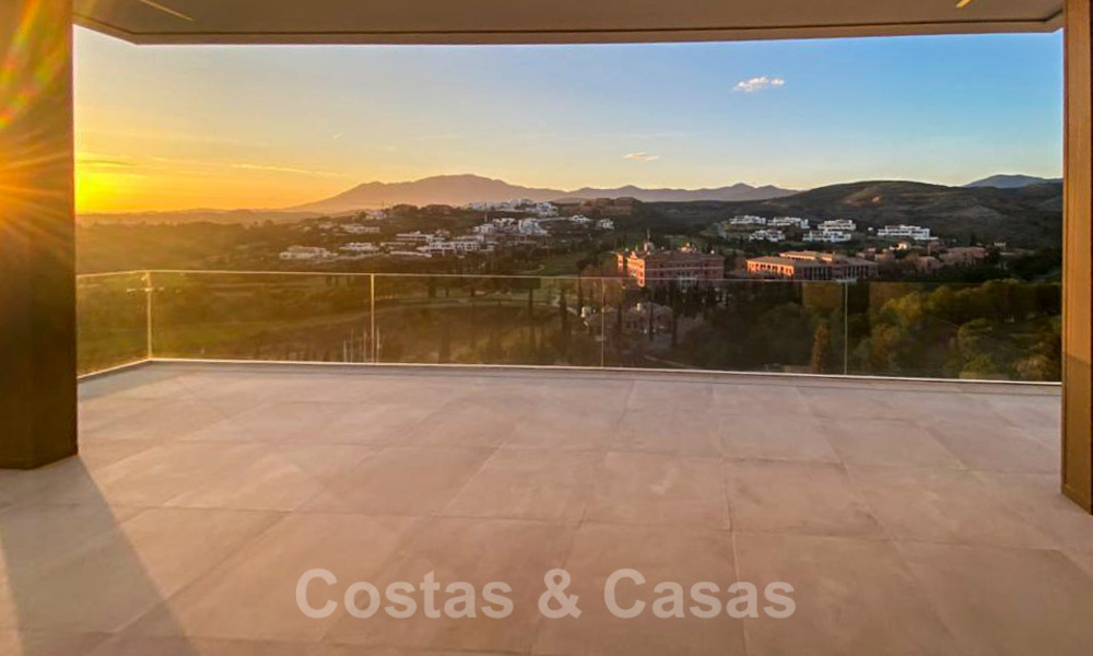 Precio muy reducido. Villa de diseño moderno lista para entrar a vivir en un complejo de golf de cinco estrellas en Marbella - Benahavis 34642
