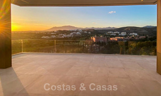 Precio muy reducido. Villa de diseño moderno lista para entrar a vivir en un complejo de golf de cinco estrellas en Marbella - Benahavis 34642 