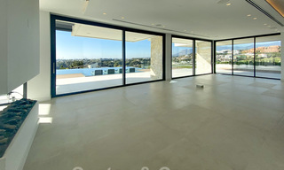 Precio muy reducido. Villa de diseño moderno lista para entrar a vivir en un complejo de golf de cinco estrellas en Marbella - Benahavis 34643 
