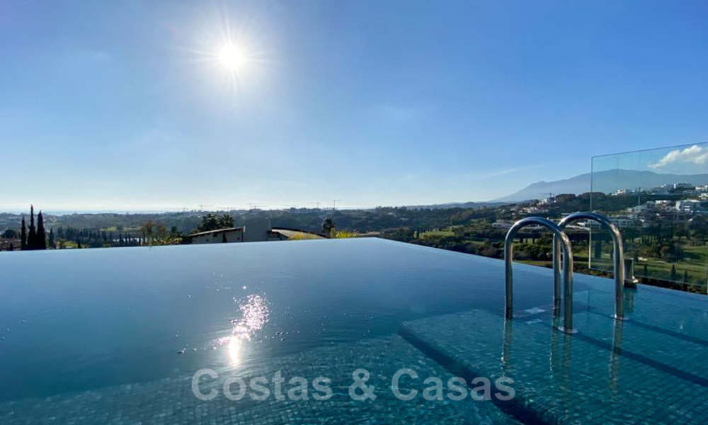 Precio muy reducido. Villa de diseño moderno lista para entrar a vivir en un complejo de golf de cinco estrellas en Marbella - Benahavis 34645