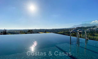 Precio muy reducido. Villa de diseño moderno lista para entrar a vivir en un complejo de golf de cinco estrellas en Marbella - Benahavis 34645 