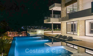 Precio muy reducido. Villa de diseño moderno lista para entrar a vivir en un complejo de golf de cinco estrellas en Marbella - Benahavis 34646 
