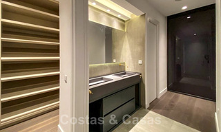 Precio muy reducido. Villa de diseño moderno lista para entrar a vivir en un complejo de golf de cinco estrellas en Marbella - Benahavis 34647 