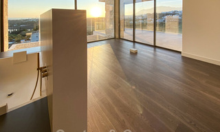 Precio muy reducido. Villa de diseño moderno lista para entrar a vivir en un complejo de golf de cinco estrellas en Marbella - Benahavis 34648 