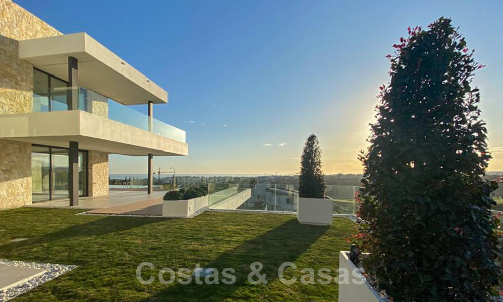 Precio muy reducido. Villa de diseño moderno lista para entrar a vivir en un complejo de golf de cinco estrellas en Marbella - Benahavis 34649