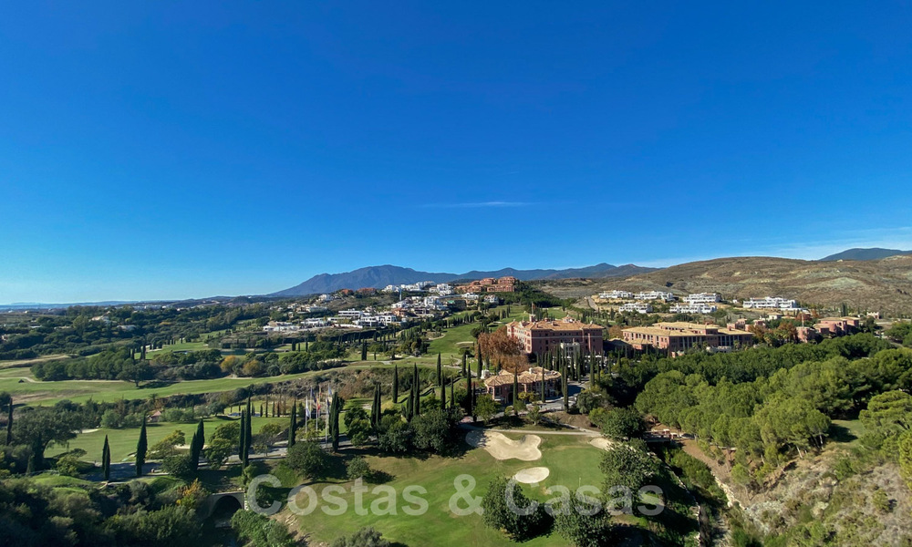 Precio muy reducido. Villa de diseño moderno lista para entrar a vivir en un complejo de golf de cinco estrellas en Marbella - Benahavis 34650