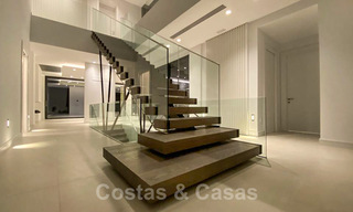 Precio muy reducido. Villa de diseño moderno lista para entrar a vivir en un complejo de golf de cinco estrellas en Marbella - Benahavis 34651 