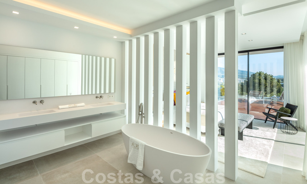 Villa de diseño en la codiciada zona residencial de Las Brisas en Nueva Andalucía con impresionantes vistas a la montaña de La Concha en Marbella 34766