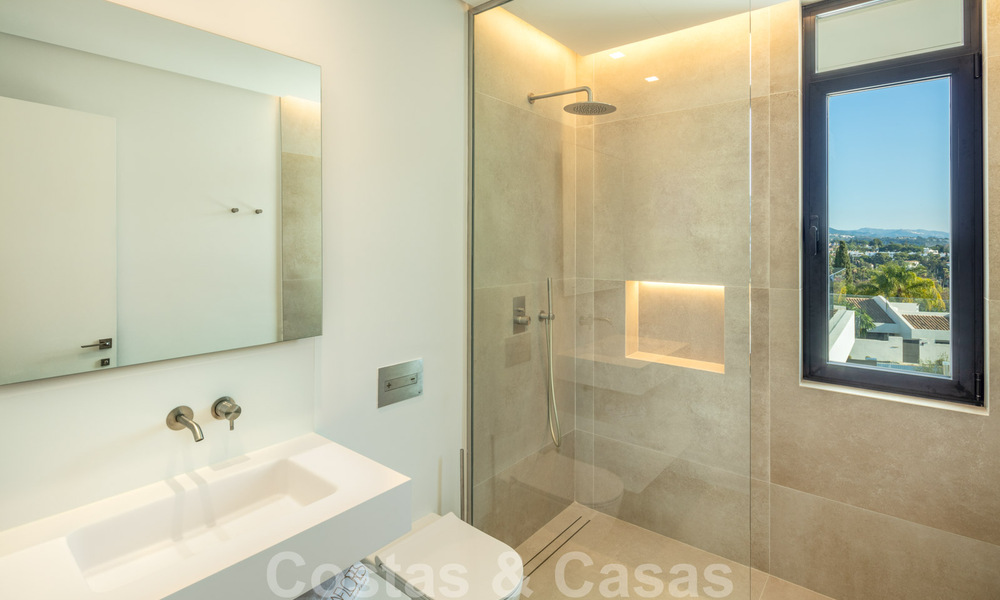 Villa de diseño en la codiciada zona residencial de Las Brisas en Nueva Andalucía con impresionantes vistas a la montaña de La Concha en Marbella 34770