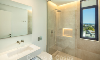 Villa de diseño en la codiciada zona residencial de Las Brisas en Nueva Andalucía con impresionantes vistas a la montaña de La Concha en Marbella 34770 