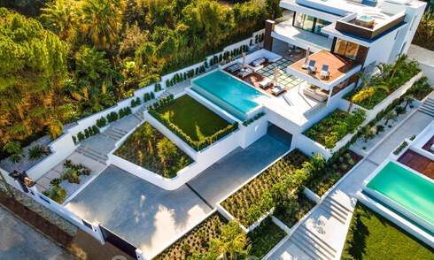 Villa de diseño en la codiciada zona residencial de Las Brisas en Nueva Andalucía con impresionantes vistas a la montaña de La Concha en Marbella 34780