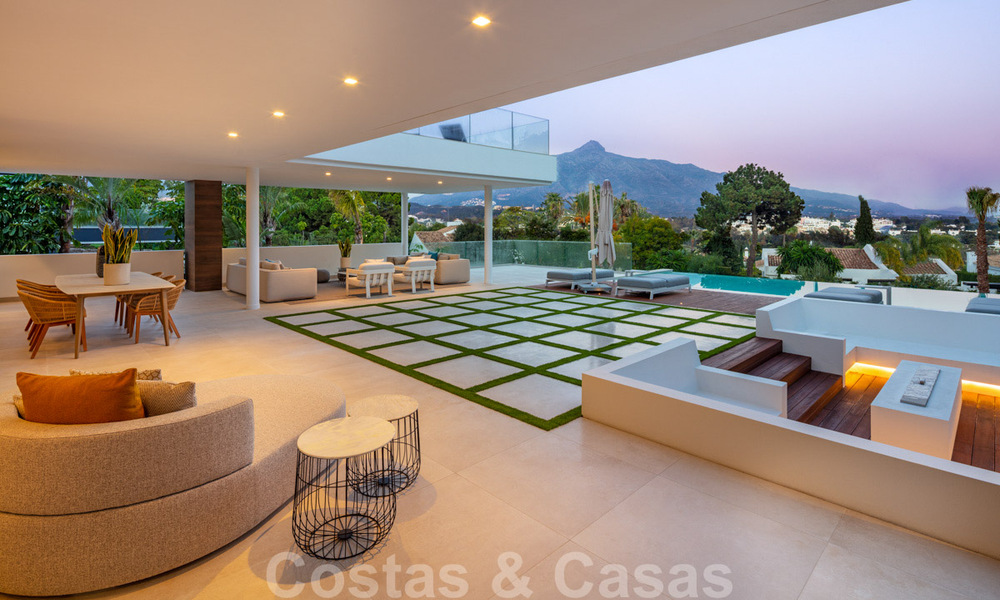 Villa de diseño en la codiciada zona residencial de Las Brisas en Nueva Andalucía con impresionantes vistas a la montaña de La Concha en Marbella 34795