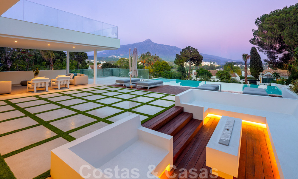 Villa de diseño en la codiciada zona residencial de Las Brisas en Nueva Andalucía con impresionantes vistas a la montaña de La Concha en Marbella 34796