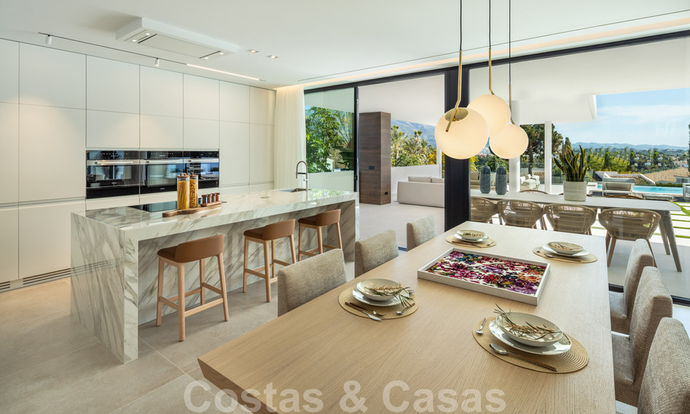 Villa de diseño en la codiciada zona residencial de Las Brisas en Nueva Andalucía con impresionantes vistas a la montaña de La Concha en Marbella 34800