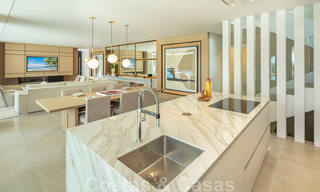 Villa de diseño en la codiciada zona residencial de Las Brisas en Nueva Andalucía con impresionantes vistas a la montaña de La Concha en Marbella 34806 