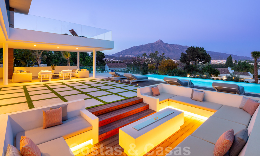 Villa de diseño en la codiciada zona residencial de Las Brisas en Nueva Andalucía con impresionantes vistas a la montaña de La Concha en Marbella 34812
