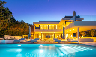 Villa de diseño en la codiciada zona residencial de Las Brisas en Nueva Andalucía con impresionantes vistas a la montaña de La Concha en Marbella 34814 