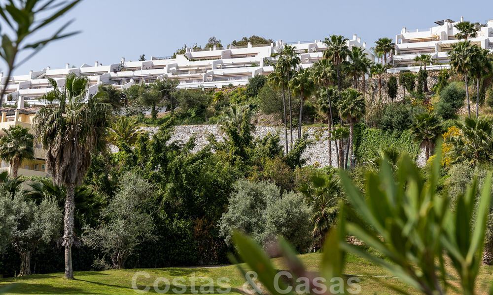 Apartamento reformado con buen gusto en venta con amplia terraza, vistas al mar y a la montaña en la Quinta golf resort, Benahavis - Marbella 34818