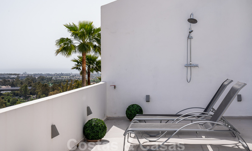 Apartamento reformado con buen gusto en venta con amplia terraza, vistas al mar y a la montaña en la Quinta golf resort, Benahavis - Marbella 34819