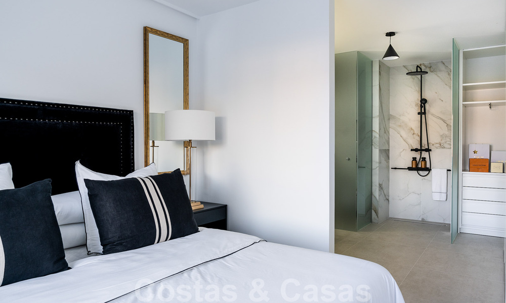 Apartamento reformado con buen gusto en venta con amplia terraza, vistas al mar y a la montaña en la Quinta golf resort, Benahavis - Marbella 34825
