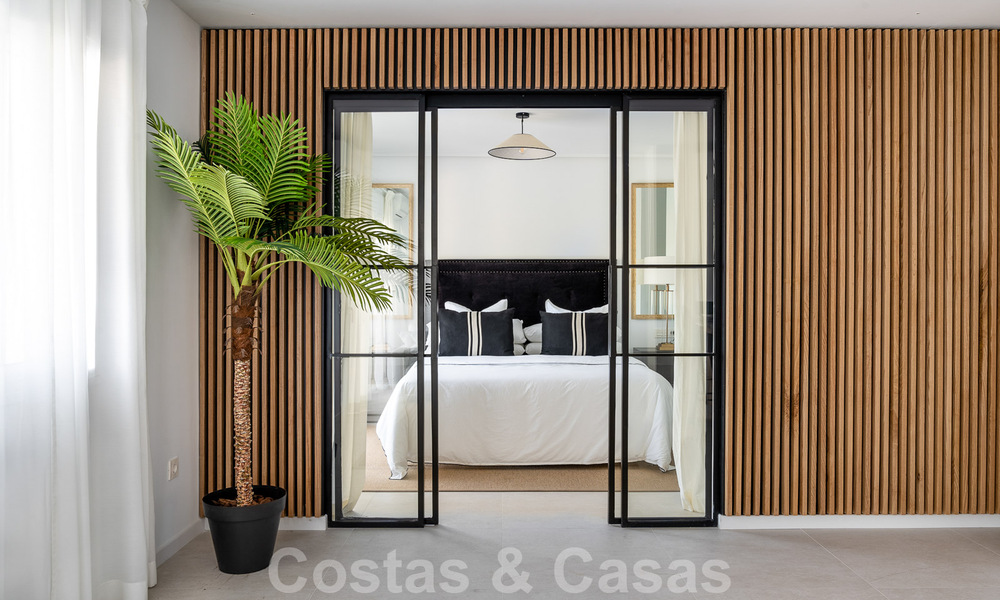 Apartamento reformado con buen gusto en venta con amplia terraza, vistas al mar y a la montaña en la Quinta golf resort, Benahavis - Marbella 34832