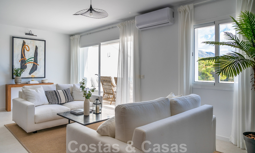 Apartamento reformado con buen gusto en venta con amplia terraza, vistas al mar y a la montaña en la Quinta golf resort, Benahavis - Marbella 34838