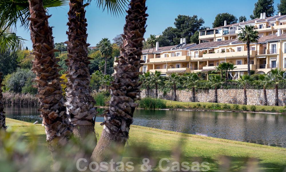 Apartamento moderno reformado en venta con amplia terraza, vistas al mar y a la montaña en la Quinta golf resort, Benahavis - Marbella 34849