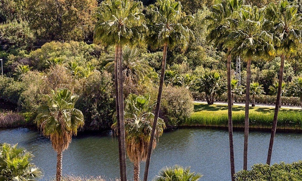 Apartamento moderno reformado en venta con amplia terraza, vistas al mar y a la montaña en la Quinta golf resort, Benahavis - Marbella 34850