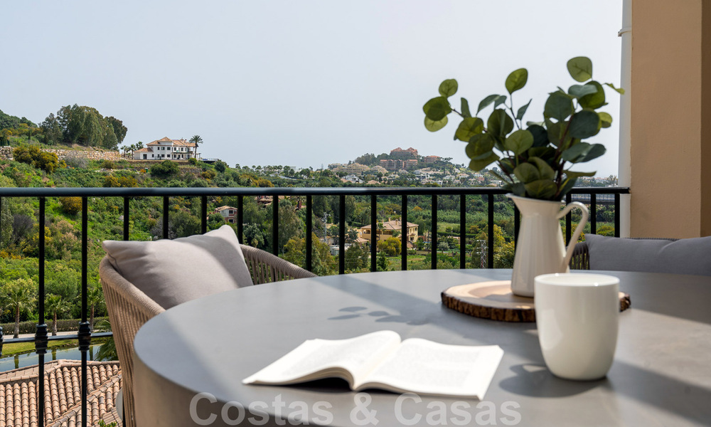 Apartamento moderno reformado en venta con amplia terraza, vistas al mar y a la montaña en la Quinta golf resort, Benahavis - Marbella 34854