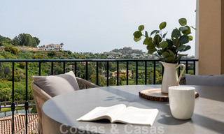 Apartamento moderno reformado en venta con amplia terraza, vistas al mar y a la montaña en la Quinta golf resort, Benahavis - Marbella 34854 