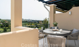 Apartamento moderno reformado en venta con amplia terraza, vistas al mar y a la montaña en la Quinta golf resort, Benahavis - Marbella 34855 