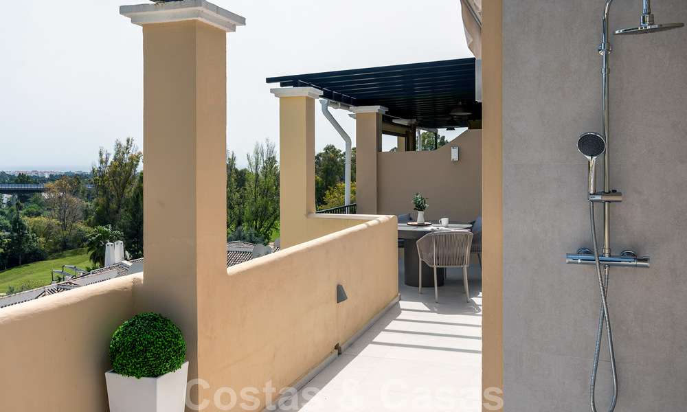 Apartamento moderno reformado en venta con amplia terraza, vistas al mar y a la montaña en la Quinta golf resort, Benahavis - Marbella 34856
