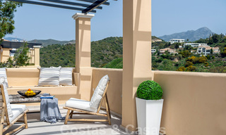 Apartamento moderno reformado en venta con amplia terraza, vistas al mar y a la montaña en la Quinta golf resort, Benahavis - Marbella 34859 