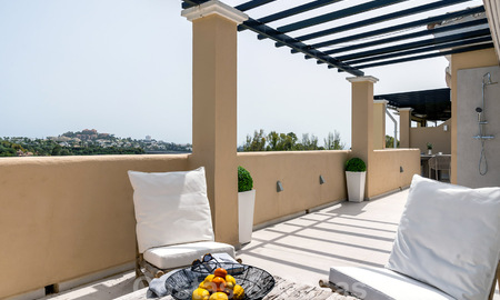 Apartamento moderno reformado en venta con amplia terraza, vistas al mar y a la montaña en la Quinta golf resort, Benahavis - Marbella 34861