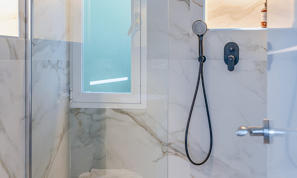 Apartamento moderno reformado en venta con amplia terraza, vistas al mar y a la montaña en la Quinta golf resort, Benahavis - Marbella 34868